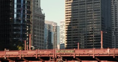 Şehir merkezi binaları ve Illinois ABD 'deki Chicago Nehri üzerindeki ufuk çizgisi.