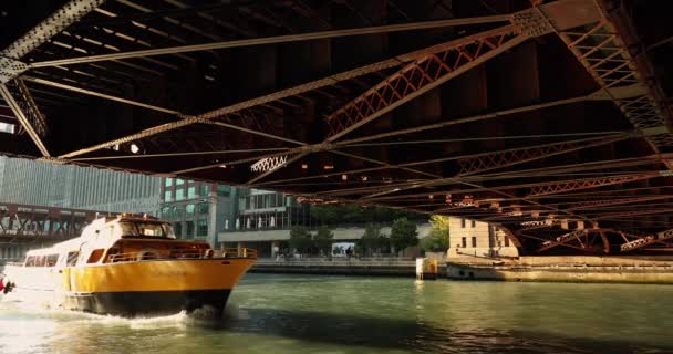 Boote und Menschen unter der Dearborn Street Bridge Chicago USA — Stockvideo