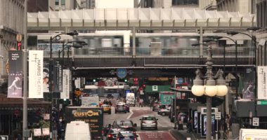 Chicago Illinois ABD 'de bir köprüde yükseltilmiş tren.