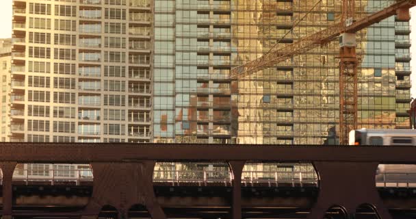 Comboio elevado em uma ponte em Chicago Illinois — Vídeo de Stock