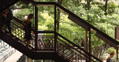 Bir adam merdivenlerden Chicago 'daki yüksek trene doğru yürür.