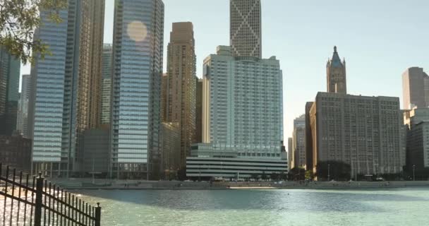 Chicago Illinois skyline através do Lago Michigan — Vídeo de Stock