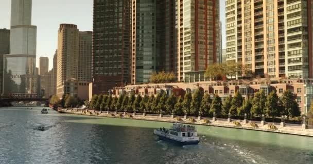 시카고 강에 있는 보트 위에 세워진 도시 건물들과 스카이라인 — 비디오