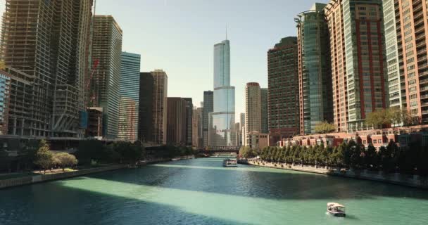 Városi épületek és városkép felett a hajók a Chicago River Illinois USA — Stock videók