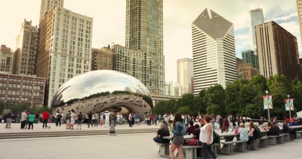 Lidé se v létě scházejí kolem fazolí Cloud Gate a Chicago Skyline — Stock video