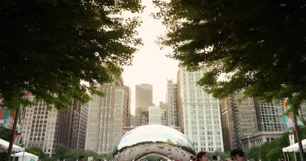 Люди собираются вокруг облачных ворот Бин и Чикаго Скайлайн летом — стоковое видео