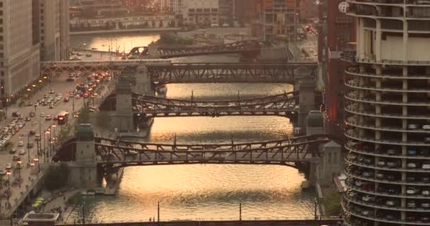 Gün batımında Şikago şehri ve nehir üzerindeki köprüler — Stok video