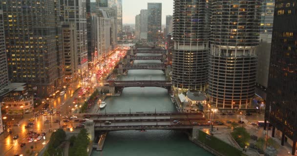 Чикагский городской пейзаж и мосты через реку на закате — стоковое видео