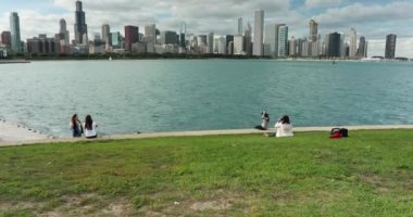 Chicago Illinois ufuk çizgisindeki parktaki insanlar