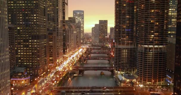 Σικάγο cityscape και γέφυρες πάνω από το ποτάμι στο ηλιοβασίλεμα — Αρχείο Βίντεο