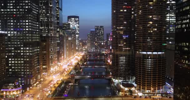 Şikago şehri ve nehir üzerindeki köprüler geceleri — Stok video