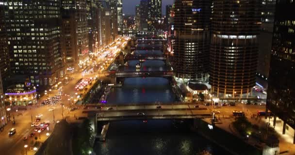 Σικάγο cityscape και γέφυρες πάνω από το ποτάμι τη νύχτα — Αρχείο Βίντεο