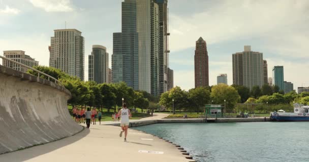 Correr en el sendero frente al lago Chicago Illinois — Vídeo de stock