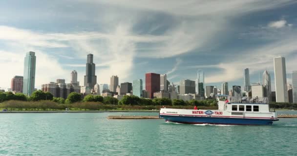 Chicago Illinois ufuk çizgisinden feribot taksisi — Stok video