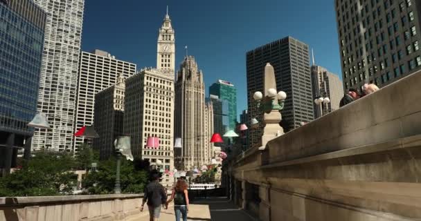 Μονοπάτι κάτω στο κέντρο του Σικάγο Riverwalk — Αρχείο Βίντεο