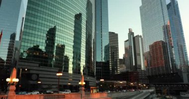 Chicago Illinois şehri gece nehir ve nehir kıyısında