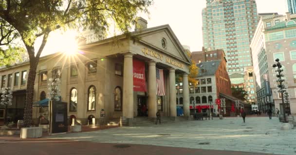 미국 보스턴의 프리덤 트레일을 따라 있는 퀸시 마켓 — 비디오