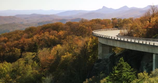 Linn Cove Viaduct Blue Ridge parkway in de herfst — Stockvideo