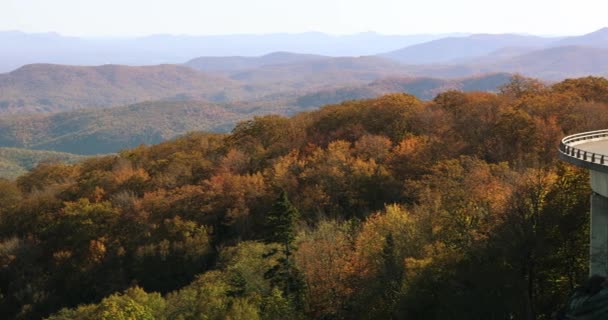 Linn Cove Viaduto Blue Ridge parkway no outono — Vídeo de Stock