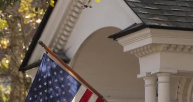 Charleston Güney Carolina 'da bir verandada asılı Amerikan bayrağı