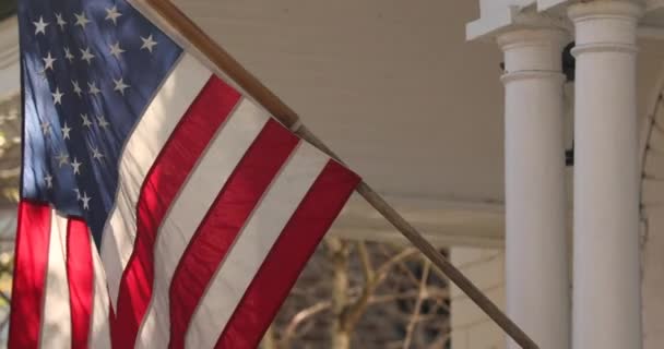 Amerikanische Flagge hängt von einer Veranda in Charleston South Carolina — Stockvideo