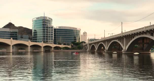 Skyline utsikt över Tempe Arizona och Mill Avenue bron — Stockvideo