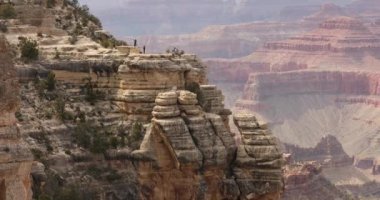 İnsanlar Büyük Kanyon Ulusal Parkı 'nda manzaralı bir manzara için toplanıyorlar.