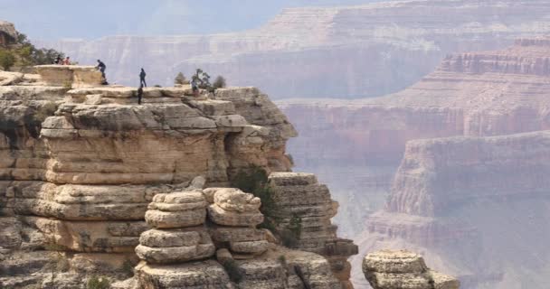 Lidé se scházejí na vyhlídkovém místě v národním parku Grand Canyon — Stock video