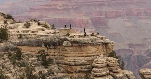 Folk samlas på en naturskön utsiktspunkt i Grand Canyon National Park — Stockvideo