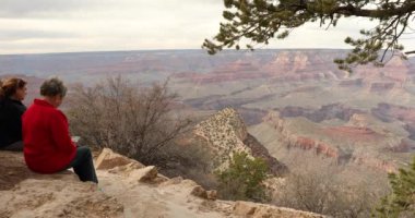 İnsanlar Büyük Kanyon Ulusal Parkı 'nda manzaralı bir manzara için toplanıyorlar.