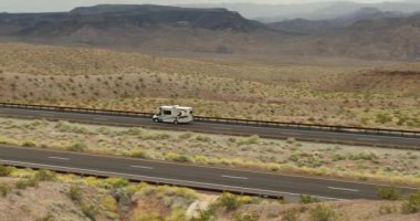 Nevada 'dan Arizona' ya giden çöller arası yol.