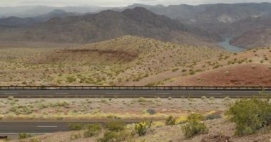 Nevada 'dan Arizona' ya giden çöller arası yol.