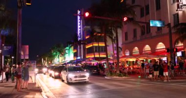 South Beach, Miami Florida 'daki Ocean Drive' da gece hayatı