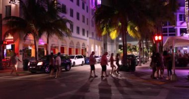 South Beach, Miami Florida 'daki Ocean Drive' da gece hayatı