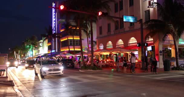 South Beach, Miami Florida 'daki Ocean Drive' da gece hayatı — Stok video