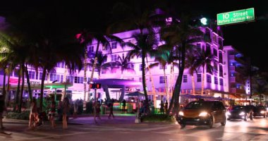 South Beach, Miami Florida 'daki Ocean Drive' da gece hayatı