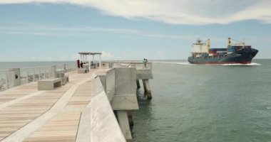 Kargo gemisi, Florida 'nın güneyindeki Miami limanında yüzüyor.