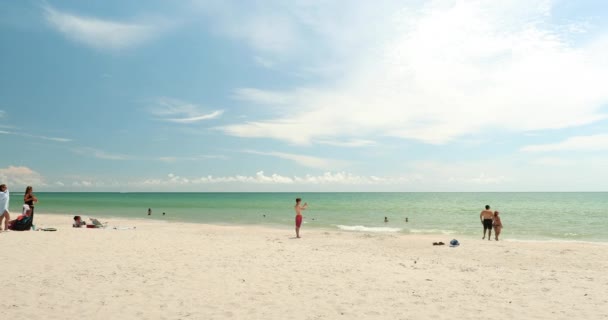 Personnes nageant dans le golfe du Mexique Naples plage Floride USA — Video