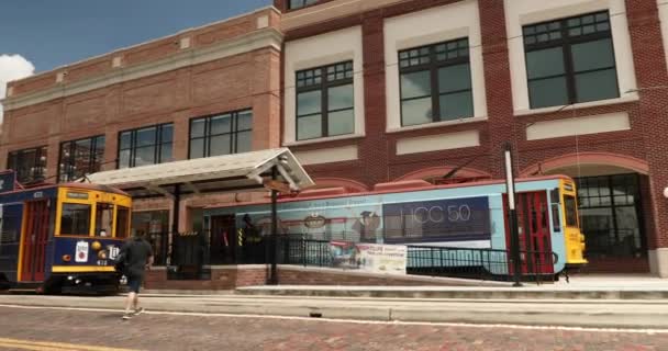 Carrinho de bonde histórico eléctrico em Ybor City Tampa Florida EUA — Vídeo de Stock