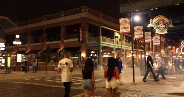 Ybor City ในเวลากลางคืนในแทมปา ฟลอริด้า สหรัฐอเมริกา — วีดีโอสต็อก