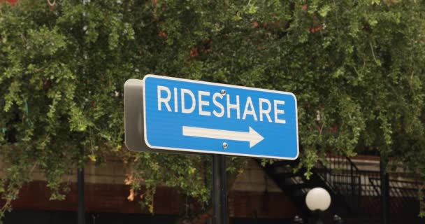 Rideshare vervoer parking straatnaambord — Stockvideo