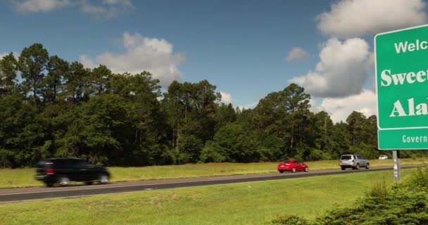 Добро пожаловать в штат Алабама США дорожный знак — стоковое видео
