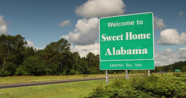 Добро пожаловать в штат Алабама США дорожный знак — стоковое видео