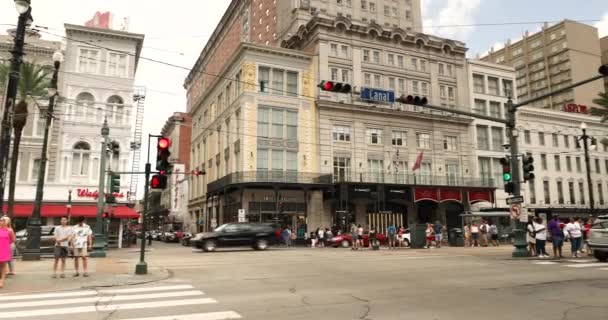 Lidé a auta v centru Canal Street v New Orleans Louisiana USA — Stock video