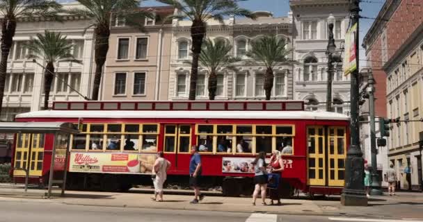 Lidé a auta v centru Canal Street v New Orleans Louisiana USA — Stock video