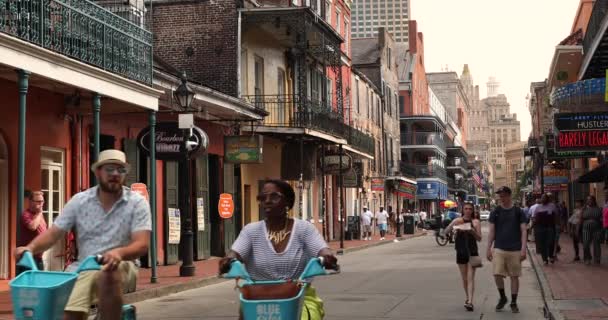 Bourbon Caddesi New Orleans Louisiana 'daki Fransız Quarter barları ve restoranları. — Stok video