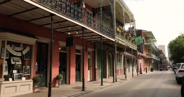 Bars und Restaurants im French Quarter an der Bourbon Street in New Orleans Louisiana — Stockvideo