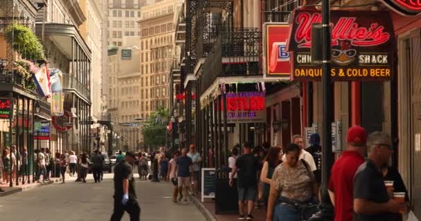 Francouzská čtvrť barů a restaurací na Bourbon Street New Orleans Louisiana — Stock video