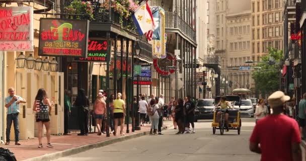 French Quarter bares y restaurantes en Bourbon Street Nueva Orleans Luisiana — Vídeos de Stock