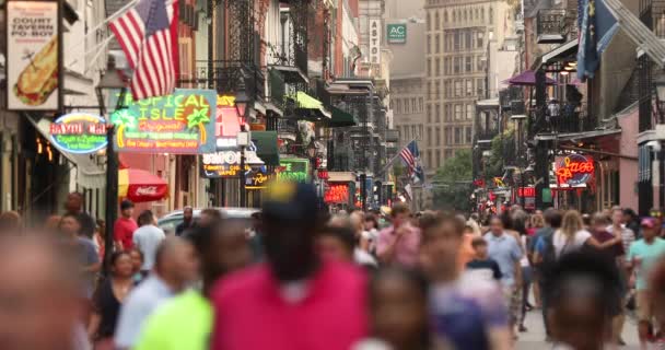 Franska kvartersbarer och restauranger på Bourbon Street New Orleans Louisiana — Stockvideo